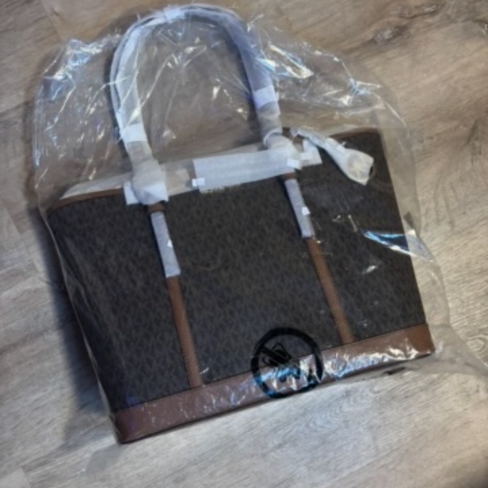 Michael Kors Brown Tote Bag with Elegant Design